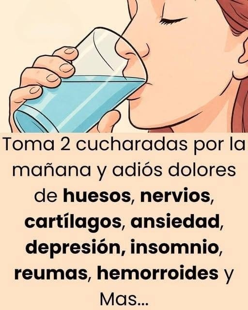 Persona bebiendo un vaso de líquido